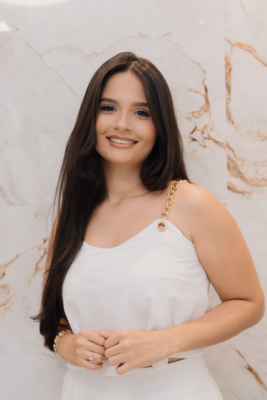 Adelaide Moraes sorrindo, de blusa branca